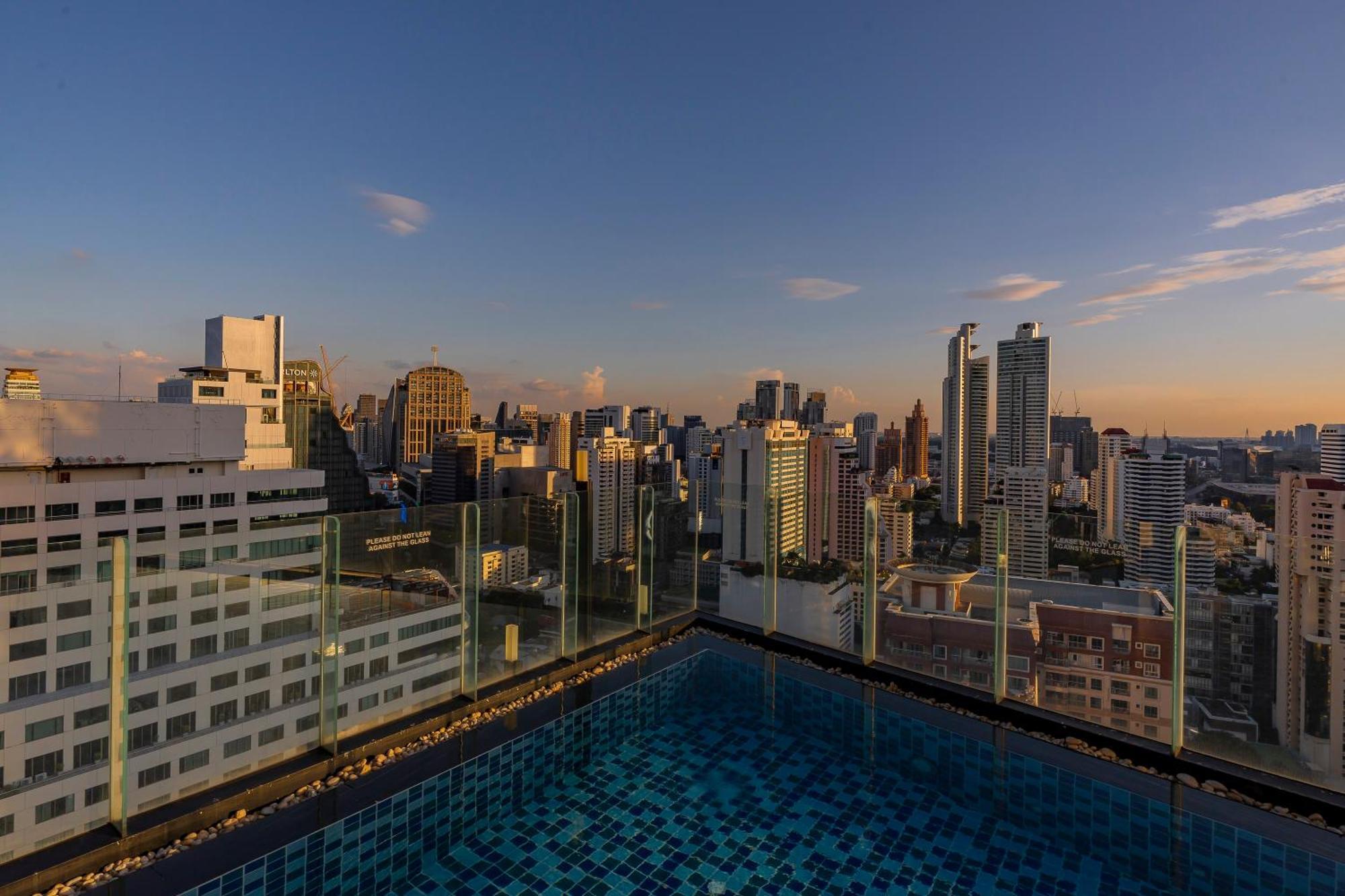 The Continent Hotel Sukhumvit - Asok Bts Bangkok By Compass Hospitality Exterior foto